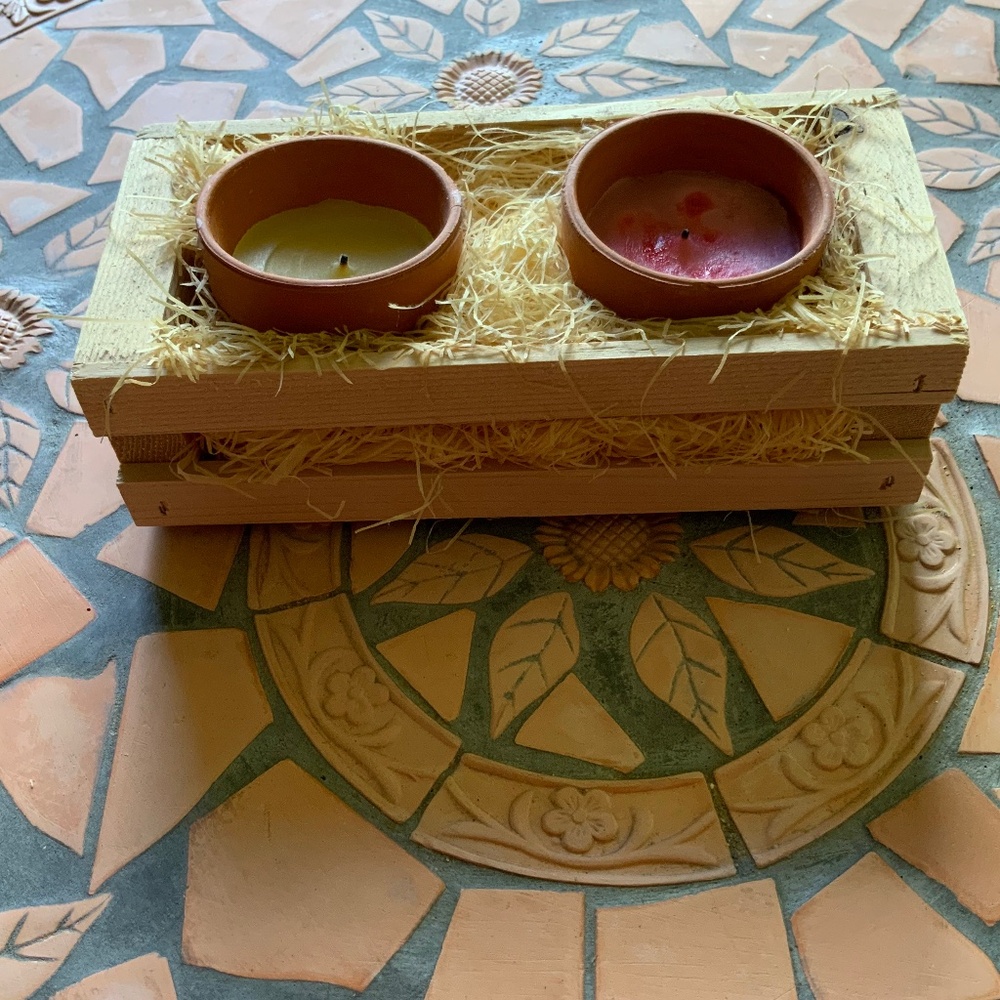 Garden Essence Aroma Therapy Candle Set in Mini Crate - Picture 3 of 9